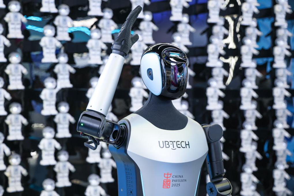 △ 2025年4月23日，在深圳優(yōu)必選科技展廳內(nèi)，商用版人形機器人Walker C向觀眾揮手致意。